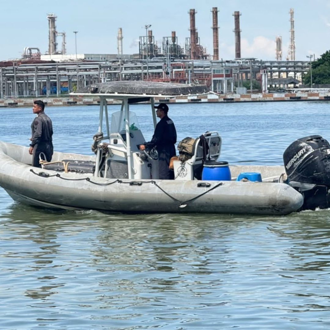 Instalan Boyas para Contener Hidrocarburo en el Río Pánuco
